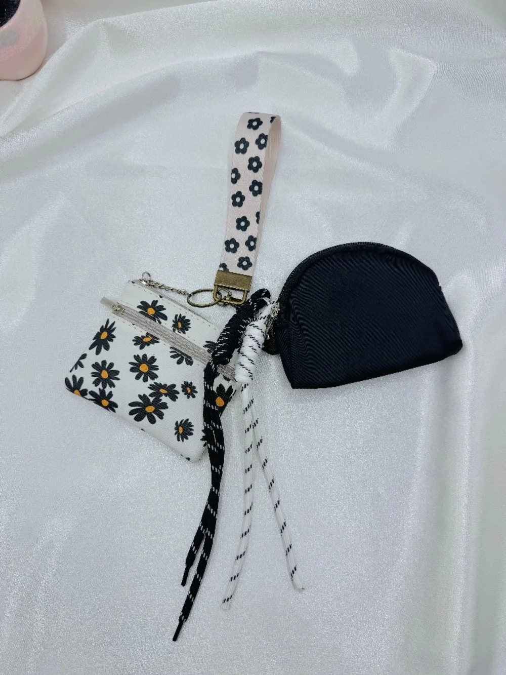 Black & White Daisy Wristlet Coin Purse Keychain
